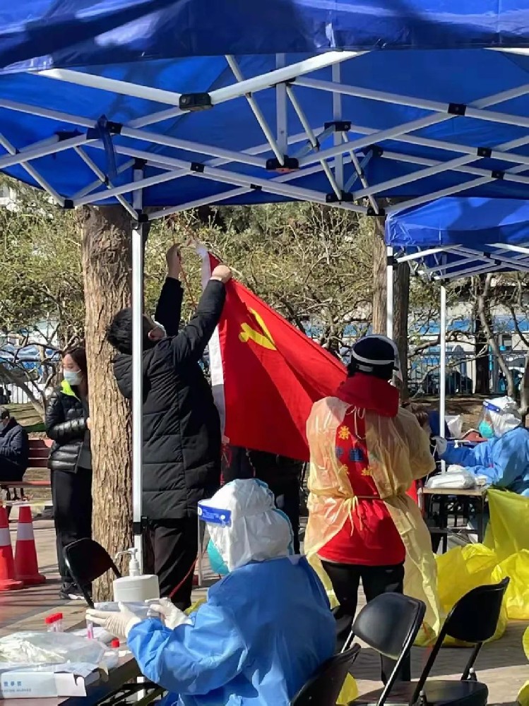致敬社區(qū)工作者“您們辛苦了！” ——大龍集團(tuán)黨委為核酸檢測工作人員送溫暖